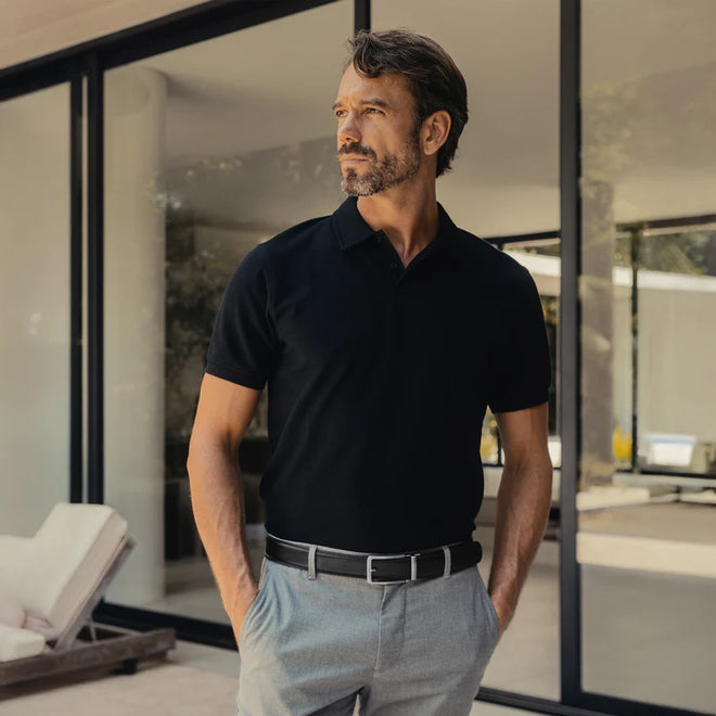 Ajust Paris est fondée sur la conviction que la véritable confiance provient de la parfaite combinaison de style, de savoir-faire et de fonctionnalité. Nous sommes profondément engagés dans l'art de la fabrication de ceintures, le considérant non seulement comme un accessoire, mais comme une pièce essentielle qui définit votre look et améliore votre présence.